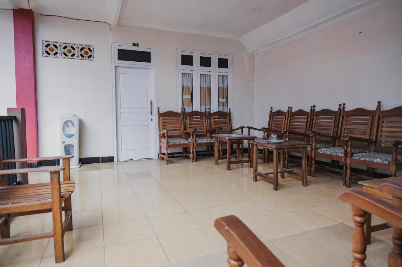 Reddoorz Syariah Near Kebun Raya Liwa Hotel Negarabatin Exterior photo